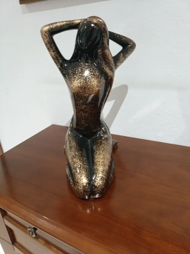 Figura cerámica mujer negra y dorada