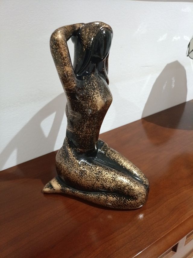 Figura cerámica mujer negra y dorada