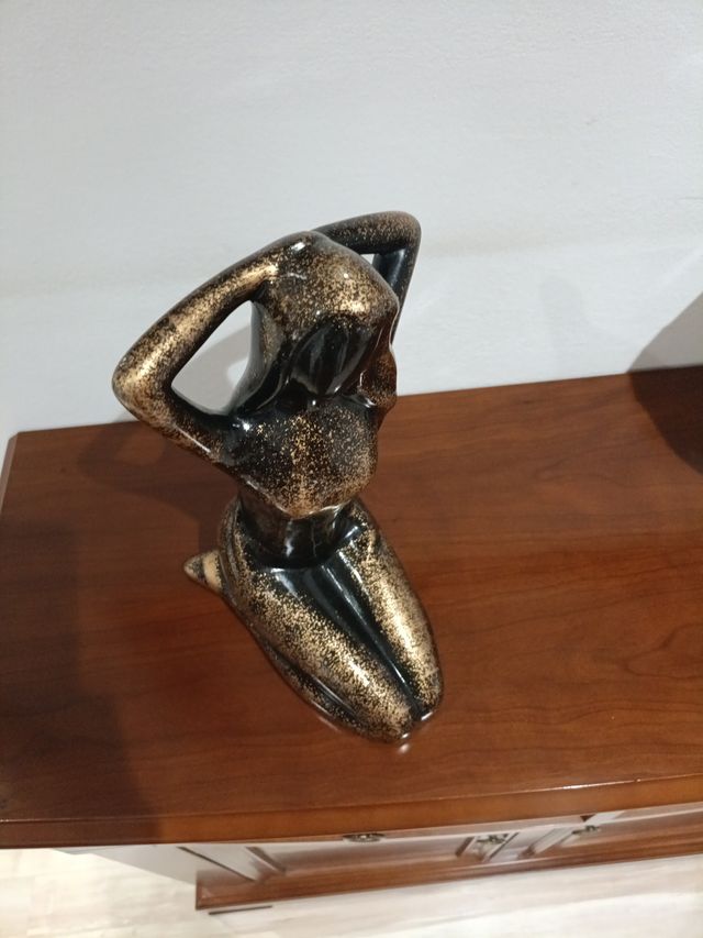 Figura cerámica mujer negra y dorada