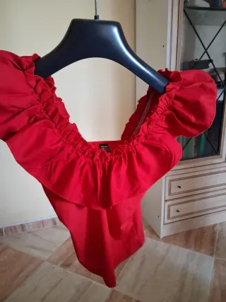 Top rojo escotado con volantes