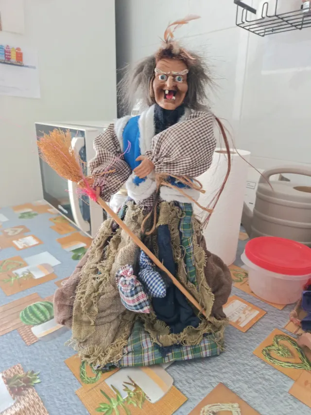 Bruja decorativa con escoba