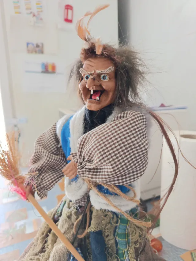 Bruja decorativa con escoba