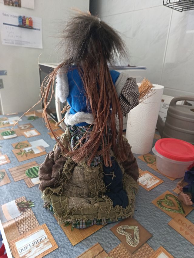 Bruja decorativa con escoba