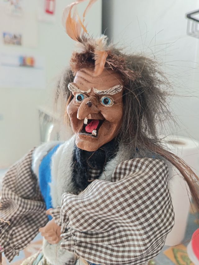 Bruja decorativa con escoba