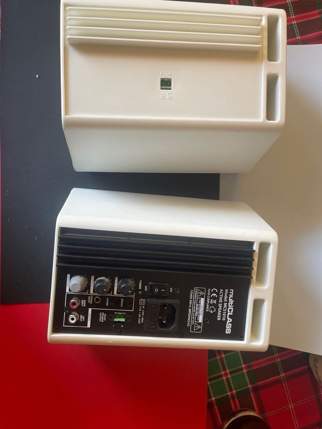 Altavoces multCLASS Blancos con Soportes