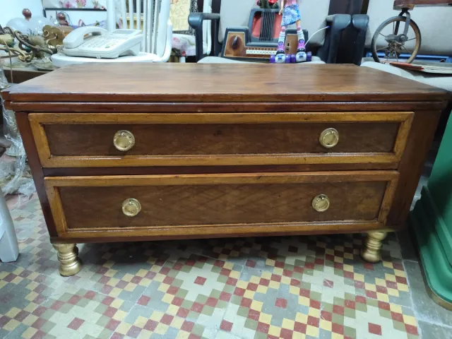 Mesita de centro de madera antigua