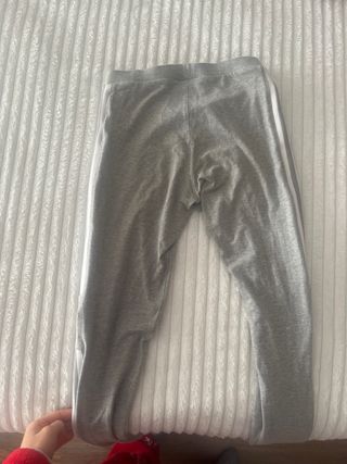 Leggings Adidas grises con rayas