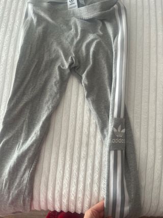 Leggings Adidas grises con rayas