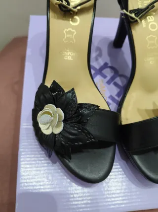 Sandalias negras con flor
