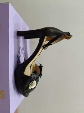 Sandalias negras con flor