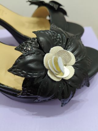 Sandalias negras con flor