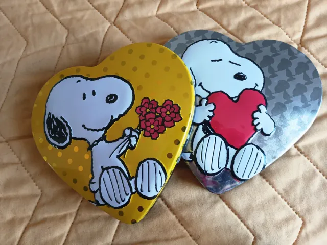 Caja metálica Snoopy corazón bombones amor