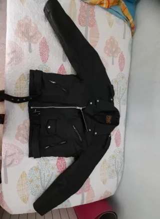 Cazadora de cuero negra