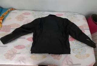 Cazadora de cuero negra