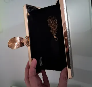 Bolso de mano dorado sin estrenar