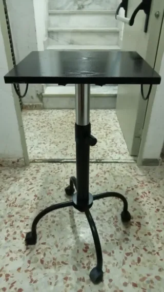 Mesa auxiliar con ruedas regulable