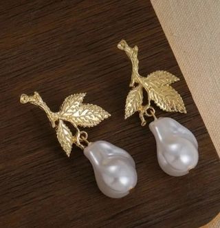 Pendientes dorados con perlas blancas