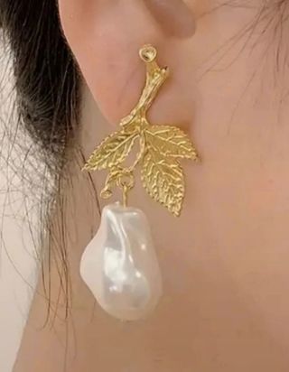 Pendientes dorados con perlas blancas