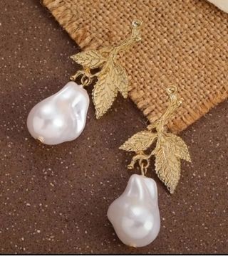 Pendientes dorados con perlas blancas