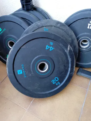 Set de musculación (Banco, discos y barra olímpica