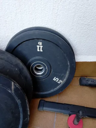 Set de musculación (Banco, discos y barra olímpica