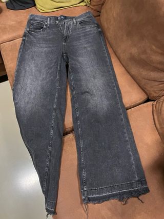 Pantalón vaquero GAP.
Talla 27. Ancho por abajo. 
