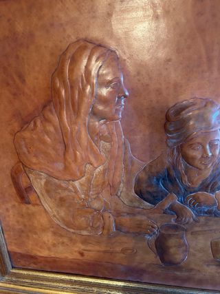 Cuadro repujado en cuero con marco madera