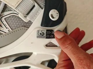 Patines en línea grises y blancos