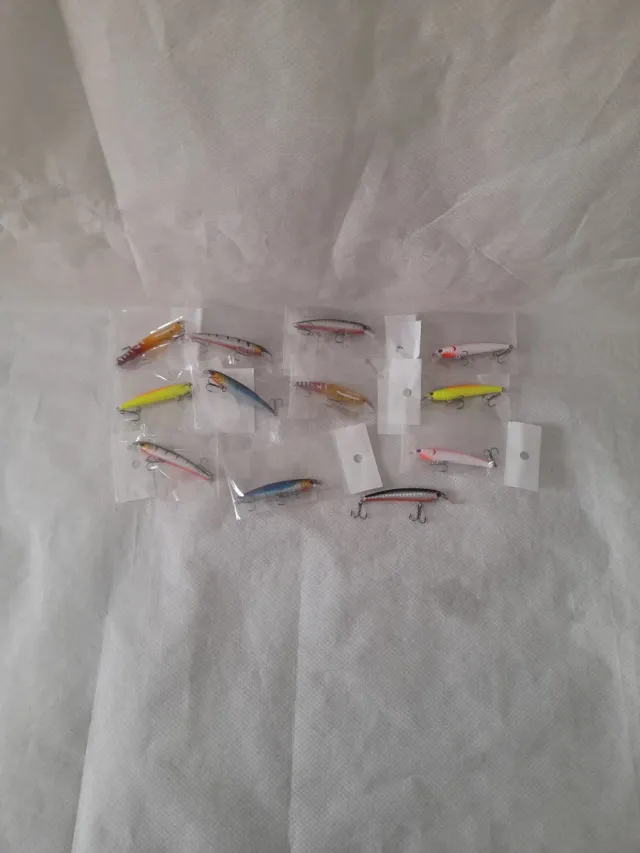 12 señuelos de pesca variados