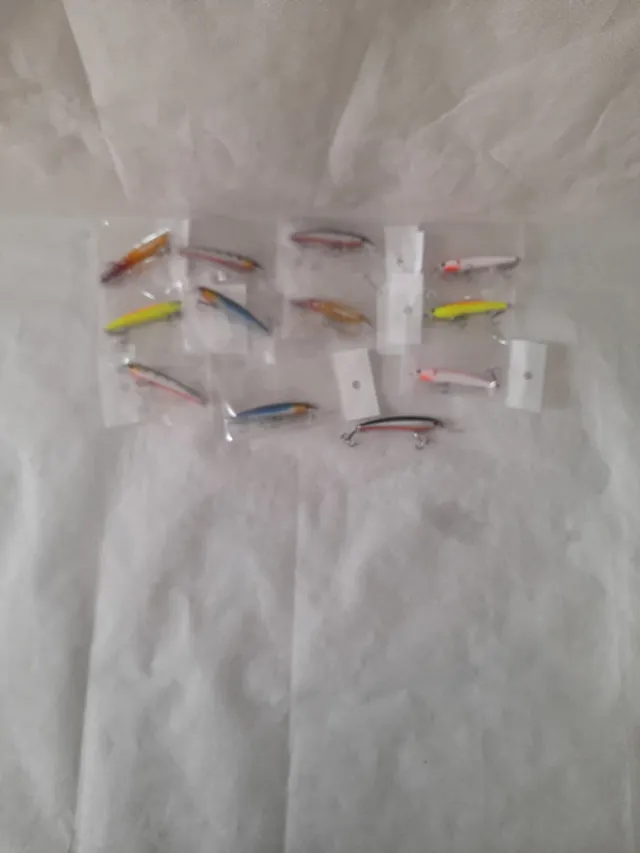 12 señuelos de pesca variados