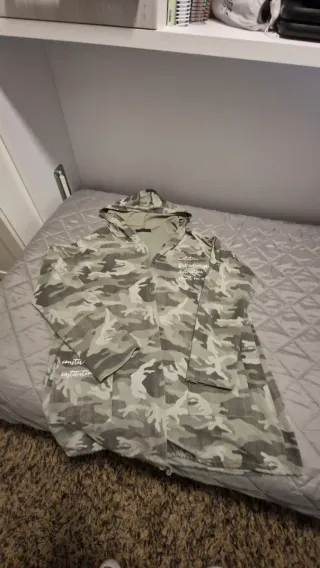 Chaqueta militar con capucha