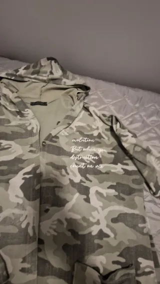 Chaqueta militar con capucha
