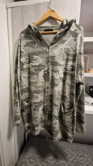 Chaqueta militar con capucha