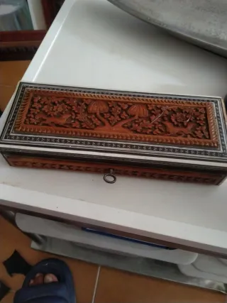 Caja antigua tallada