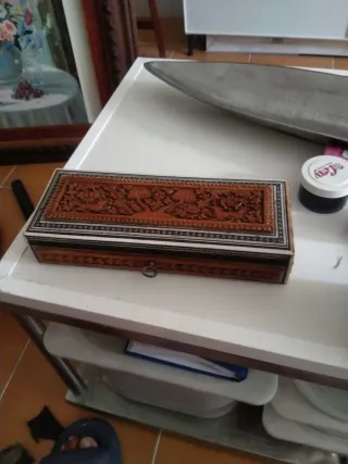 Caja antigua tallada