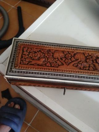 Caja antigua tallada