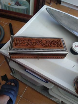 Caja antigua tallada