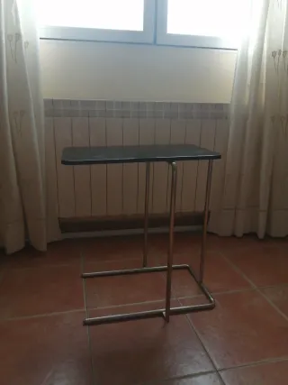 Mesa auxiliar Rian Ikea madera y metal