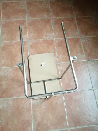 Mesa auxiliar Rian Ikea madera y metal