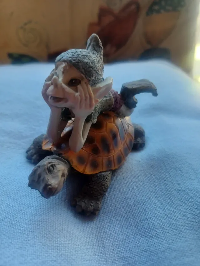 Figura Duende Montado en Tortuga