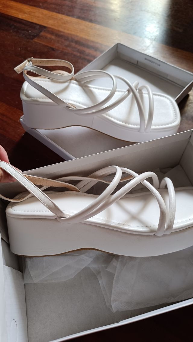 Sandalias blancas nuevas
