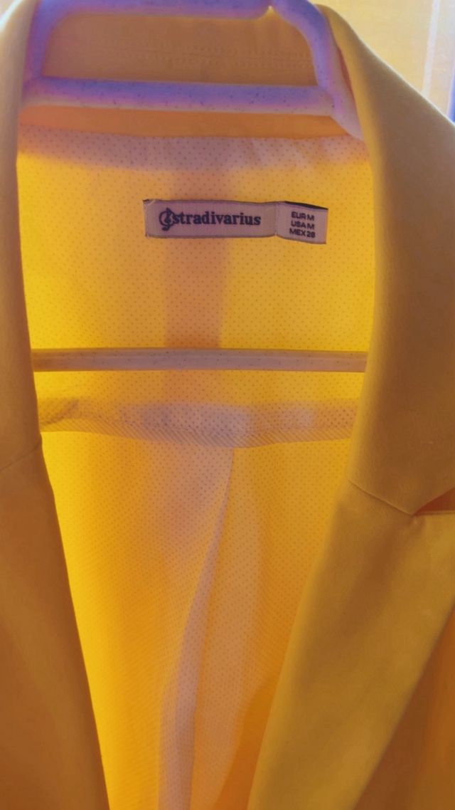 Gabardina Stradivarius Amarilla