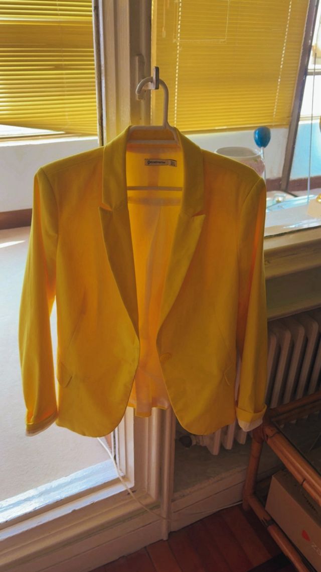 Gabardina Stradivarius Amarilla