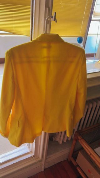 Gabardina Stradivarius Amarilla