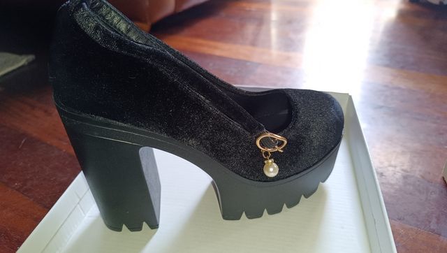 Zapatos de tacón negros sin estrenar