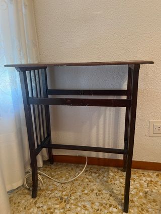 Mesa auxiliar de madera oscura