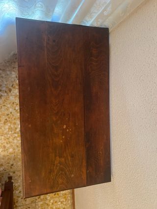 Mesa auxiliar de madera oscura