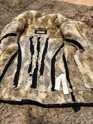 Cazadora Bershka efecto piel negra y beige.