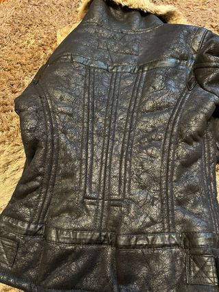 Cazadora Bershka efecto piel negra y beige.