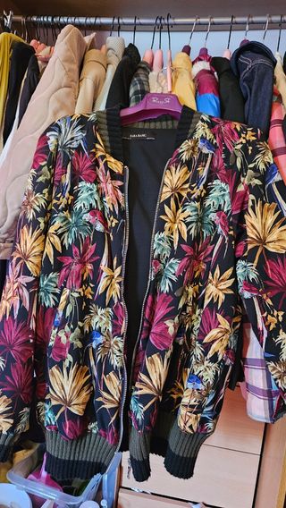 Chaqueta Zara Estampado Tropical.
